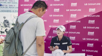 아문디 에비앙 챔피언십 사인회에서 팬에게 사인을 해주는 박성현 프로