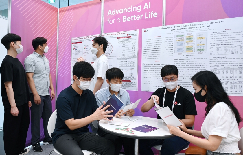 LG전자가 이달 18일부터 22일까지 인천 송도컨벤시아에서 열리는 인터스피치 2022(Interspeech 2022)에 참가해 인공지능 음성처리와 관련한 논문을 발표한다. LG전자 연구원이 LG부스를 방문한 관람객에게 새로운 음성인식 AI 기술을 소개하고 있다. 