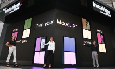 LG전자가 스마트홈 플랫폼 LG 씽큐(LG ThinQ) 앱에서 냉장고 색상을 변경해 분위기까지 업그레이드할 수 있는 신제품 ‘LG 디오스 오브제컬렉션 무드업’을 공개했다. 모델들이 'LG 디오스 오브제컬렉션 무드업'을 소개하고 있다.