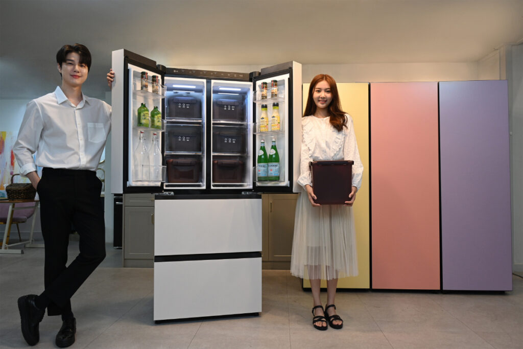LG전자가 다양한 라인업으로 주방 공간 인테리어를 완성하는 ‘LG 디오스 오브제컬렉션 김치냉장고’ 신제품을 19일부터 순차 출시한다. 모델이 402L 용량 스탠드식 신제품(사진 왼쪽)과 1도어 냉장・냉동・김치 전용 'LG 컨버터블 패키지 오브제컬렉션' 신제품을 소개하고 있다.