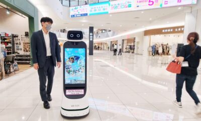 LG 클로이 가이드봇(LG CLOi GuideBot)이 인공지능(AI) 기반의 자율주행과 장애물 회피를 기반으로 일본 대형 쇼핑몰 곳곳을 돌아다니며 방문객을 안내하고 필요한 정보를 제공하고 있다. 제품 전·후면에 탑재한 27형 터치 디스플레이는 복잡한 쇼핑몰 내에서도 눈에 잘 띄어 맞춤형 광고판 역할도 수행한다.