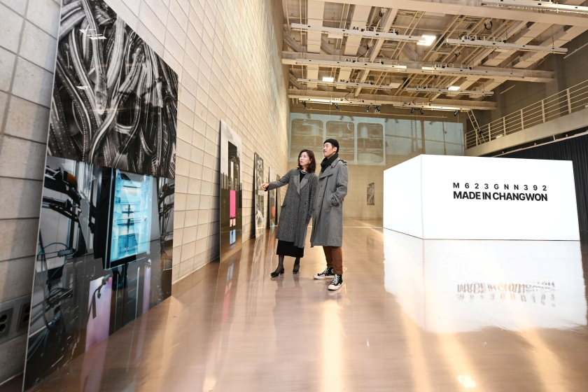  LG전자가 혁신적인 냉장고 신제품 ‘LG 디오스 오브제컬렉션 무드업(MoodUP)’ 출시를 기념해 서울 강남구 모스스튜디오에서 27일부터 3일간 사진전 ‘Made in Changwon: M623GNN392’를 진행한다. LG전자는 혁신 노하우가 집약된 무드업 냉장고, 무드업 냉장고를 생산하는 곳이자 올해 3월 국내 가전업계 최초로 세계경제포럼의 ‘등대공장’으로 선정된 경남 창원 LG스마트파크, 창원의 모습 등을 사진에 담아 전시한다. 관람객들이 사진을 살펴보고 있다. 