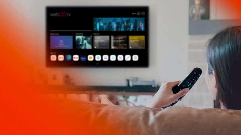 LG전자가 최근 외부 업체에 공급중인 스마트 TV 플랫폼을 대폭 업그레이드한 webOS Hub를 새롭게 출시했다. 스마트 TV 운영체제로 webOS Hub를 선택한 업체는 지난해 20개에서 올해 200여 곳까지 늘어났다. 사진은 LG전자 모델이 webOS Hub를 탑재한 스마트 TV를 시청하는 모습.