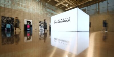 LG전자가 혁신적인 냉장고 신제품 ‘LG 디오스 오브제컬렉션 무드업(MoodUP)’ 출시를 기념해 서울 강남구 모스스튜디오에서 27일부터 3일간 사진전 ‘Made in Changwon: M623GNN392’를 진행한다. LG전자는 혁신 노하우가 집약된 무드업 냉장고, 무드업 냉장고를 생산하는 곳이자 올해 3월 국내 가전업계 최초로 세계경제포럼의 ‘등대공장’으로 선정된 경남 창원 LG스마트파크, 창원의 모습 등을 사진에 담아 전시한다. 관람객들이 사진을 살펴보고 있다.
