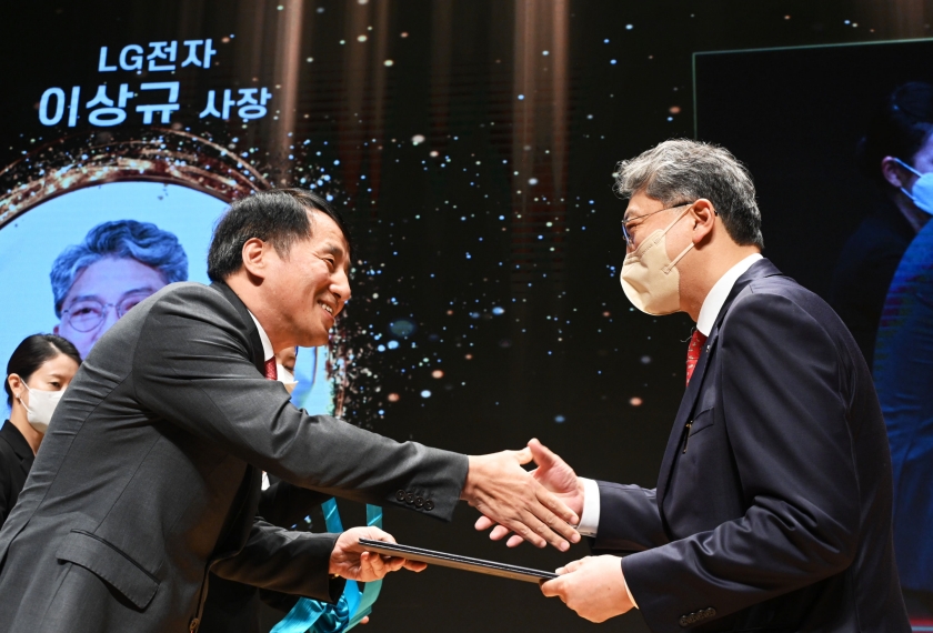 LG전자 이상규 한국영업본부장(사장, 오른쪽)이 5일 서울 삼성동 코엑스에서 열린 '제17회 전자 IT의 날' 기념식에서 장영진 산업통상자원부 제1차관으로부터 금탑산업훈장을 수상하고 있다.