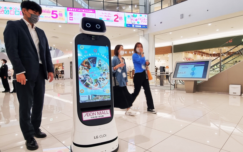  LG 클로이 가이드봇(LG CLOi GuideBot)이 인공지능(AI) 기반의 자율주행과 장애물 회피를 기반으로 일본 대형 쇼핑몰 곳곳을 돌아다니며 방문객을 안내하고 필요한 정보를 제공하고 있다. 제품 전·후면에 탑재한 27형 터치 디스플레이는 복잡한 쇼핑몰 내에서도 눈에 잘 띄어 맞춤형 광고판 역할도 수행한다.
