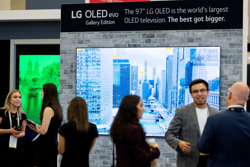 LG전자가 미국 댈러스에서 열린 영상가전 전시회 CEDIA 2022에 참가해 혁신 TV 신제품을 대거 소개했다. 관람객들이 최근 북미 시장에 출시된 97형 올레드 TV를 살펴보고 있다.