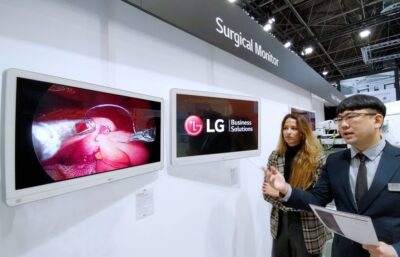 관람객들이 독일 뒤셀도르프에서 현지시간 14일부터 나흘간 열리는 의료기기 박람회 '메디카(MEDICA 2022)'에서 LG전자 의료용 모니터 가운데 최초로 미니 LED를 적용한 수술용 모니터 신제품을 체험하고 있다.