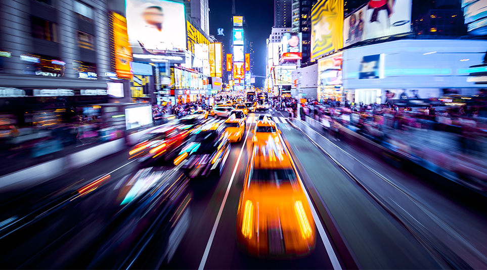 도심을 비추는 광고들 사이로 달리는 자동차들 | 출처: Shutterstock