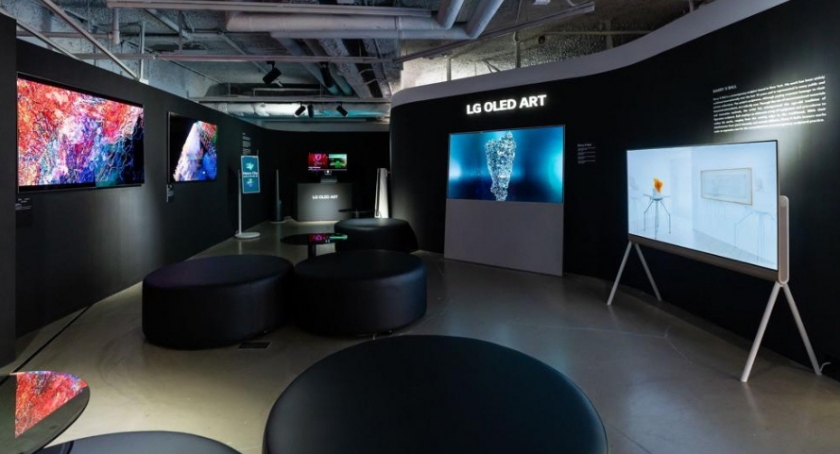 LG전자가 홍콩 퀸즈로드에서 열리는 디지털 아트페어에서 올레드 TV 118대 등 혁신 디스플레이로 예술 작품을 선보였다. LG 올레드 TV가 예술 작품과 함께 전시돼 있는 모습.
