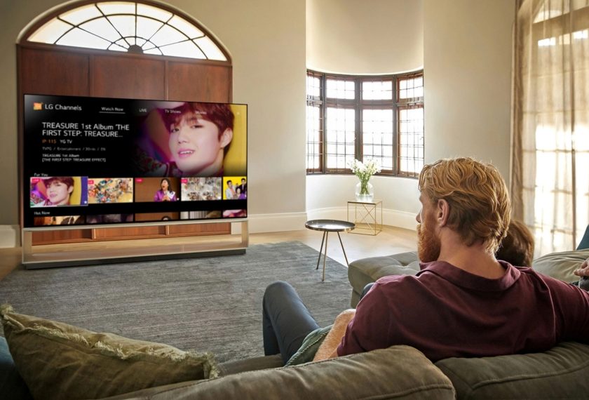 LG전자가 webOS TV서 무료로 콘텐츠를 제공하는 LG 채널 서비스를 지난해 말 25개국 1,900여 개 채널에서 현재 29개국 약 2,900개 채널로 확대했다. 사진은 LG 올레드 TV에서 LG 채널 서비스를 구동하는 모습.