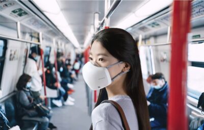 LG전자가 신개념 전자식 마스크 ‘LG 퓨리케어 마스크’를 8일 출시했다. 신제품은 국내 최초로 한국공기청정협회 EM(전자식 마스크) 인증을 받았으며, 인체공학적 디자인과 피부 자극을 최소화한 실리콘 소재로 편안한 착용감을 제공한다.