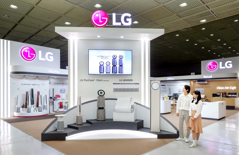 LG전자가 15일부터 17일까지 서울 삼성동 코엑스에서 열리는 국제 공기산업박람회 ‘에어페어(Air Fair) 2022’에 참가해 다양한 공간 맞춤형 공기청정 솔루션을 선보인다. 모델들이 LG전자 부스를 관람하고 있다.