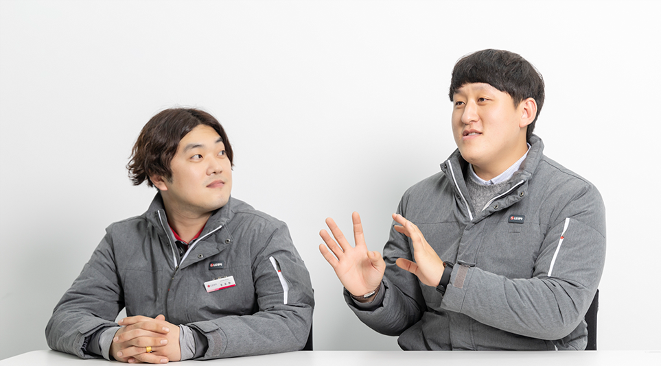 (왼쪽부터) 고객가치혁신 한국서비스담당 문유환 반장, 권혁민 명장