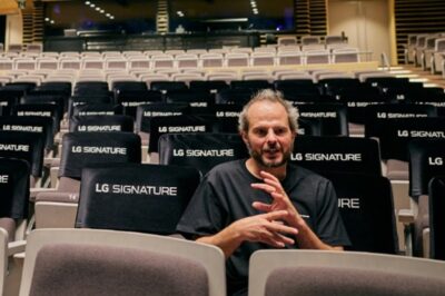 프랑스 대표 예술가 ‘요안 부르주아’가 LG Singnature라고 적힌 의자에 앉아있다