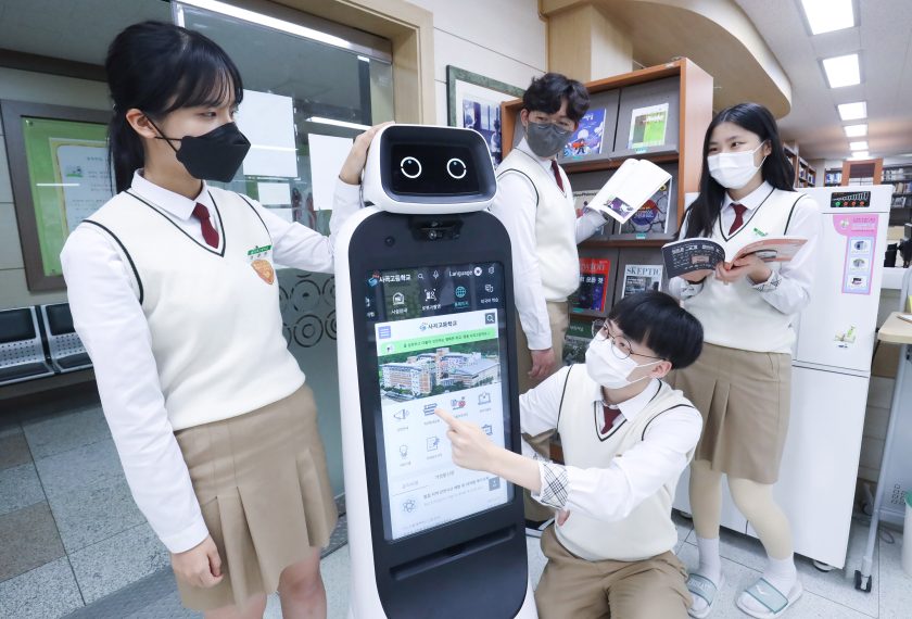LG전자가 초∙중∙고등학교에 학생들의 디지털 교육을 위해 LG 클로이 가이드봇을 공급한다. 경북 구미시 사곡고등학교에서 학생들이 LG 클로이 가이드봇을 체험하고 있다.