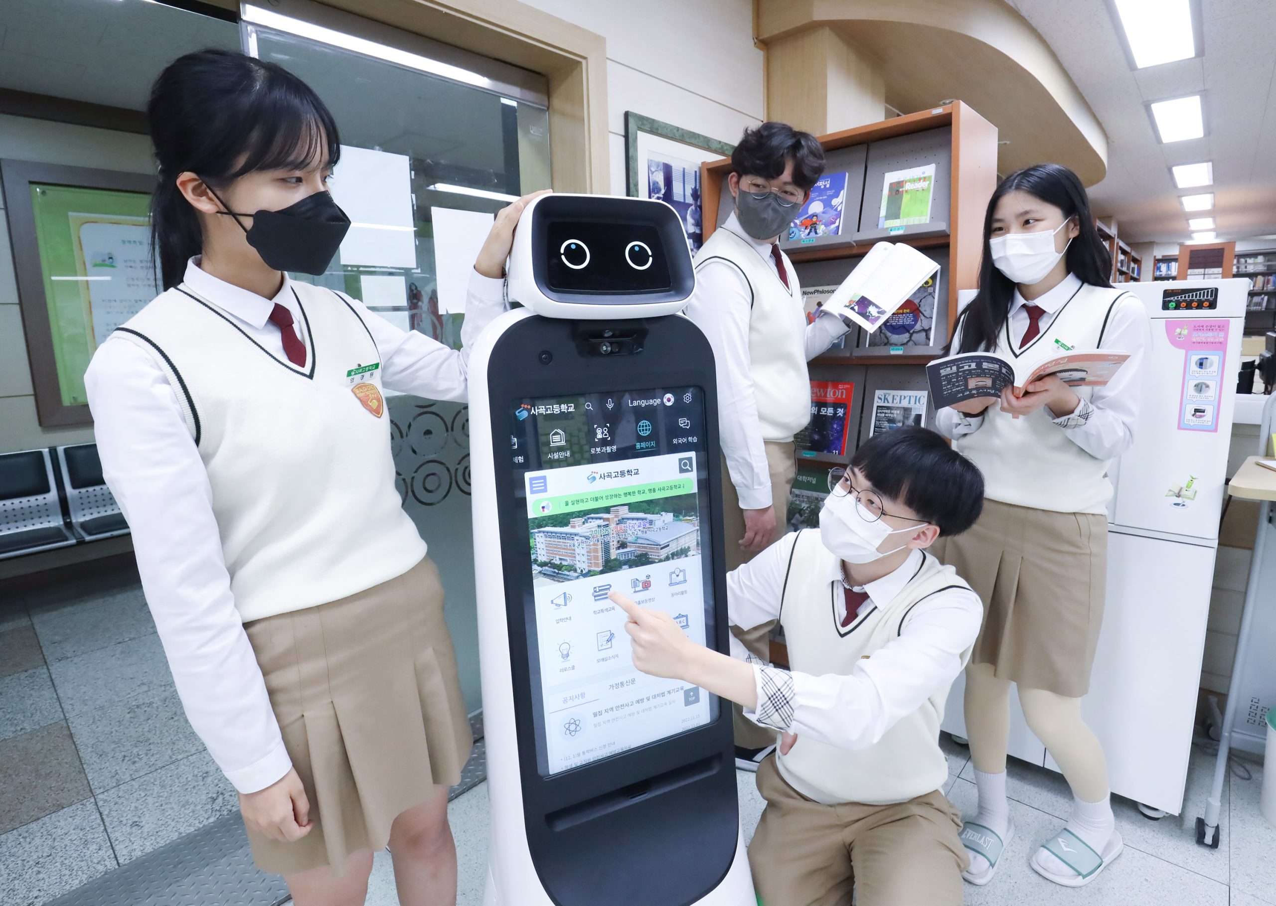 LG전자가 초∙중∙고등학교에 학생들의 디지털 교육을 위해 LG 클로이 가이드봇을 공급한다. 경북 구미시 사곡고등학교에서 학생들이 LG 클로이 가이드봇을 체험하고 있다.
