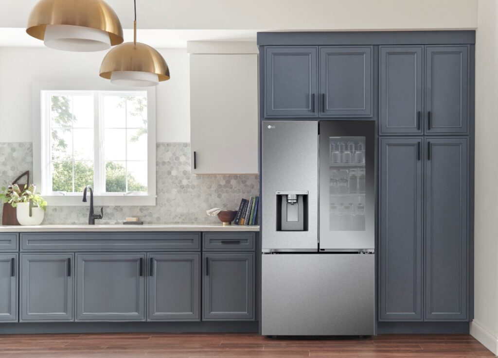 LG전자가 1월 5일 美 라스베이거스에서 개막하는 CES 2023에서 앞툭튀를 최소화한 디자인과 넉넉한 수납을 모두 갖춘 대용량 빌트인 타입 냉장고 신제품을 공개한다. 신제품은 빌트인 타입 냉장고 가운데 업계 최대인 721리터(L) 용량이다.