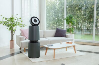 LG전자가 탈취 성능을 대폭 높여 차별화된 고객경험을 제공하는 2023년형 ‘LG 퓨리케어 360° 공기청정기 알파'가 주변 다양한 가구들과 함께 조화롭게 어우러져 있는 장면