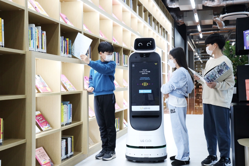 LG전자가 경남교육청 창원도서관에 지원한 'LG 클로이 가이드봇'을 이용해 음성으로 도서를 검색하는 어린이들
