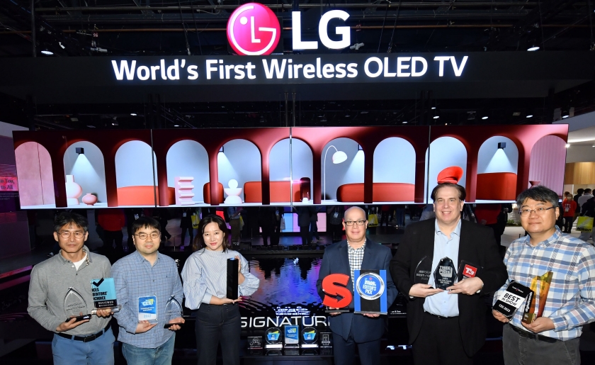 LG전자가 세계 최초로 4K·120Hz 무선 전송 솔루션을 탑재한 'LG 시그니처 올레드 M'이 CES 2023의 공식 어워드에서 최고 제품으로 선정됐다. 사진은 LG전자가 수상한 어워드 트로피를 들고 기념사진을 촬영하는 관계자들