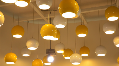 LG전자가 강조하는 오감의 요소를 잘 활용하여 따뜻하고 부드러운 느낌을 주는 카페의 형형색색 노란 조명들. 노랗고 흰 조명들이 천장에 매달려있다(출처: 셔터스톡)