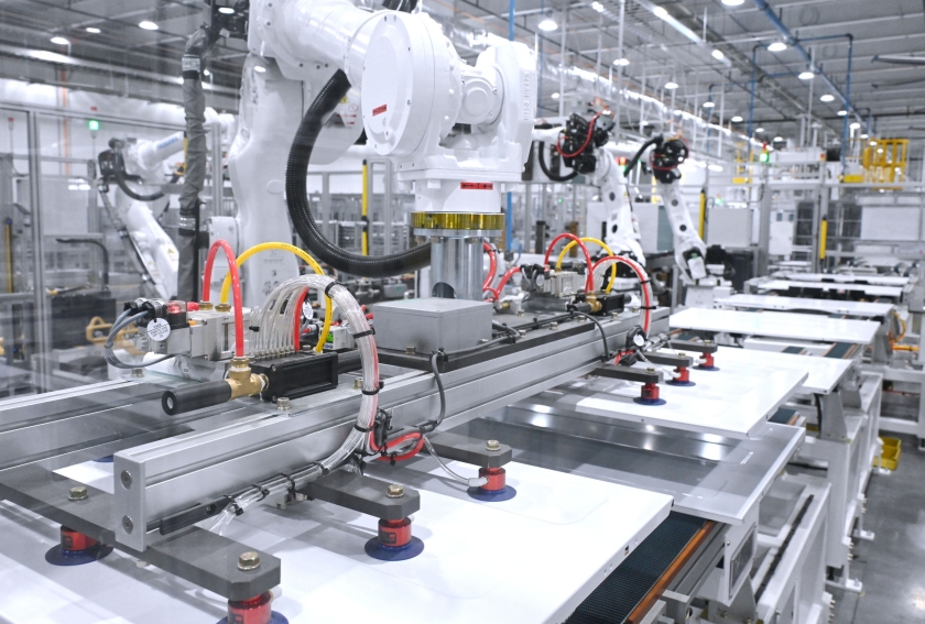 LG전자가 운영하는 미국 테네시 공장 내 로봇이 사람을 대신해 세탁기와 건조기의 외관 커버와 같은 무거운 부품을 들어올리고 있다.