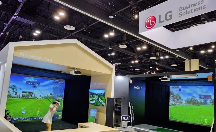 LG전자가 현지시간 24일부터 나흘간 美 올랜도에서 열리는 세계 최대 골프 전시회 ‘PGA 쇼(PGA Show) 2023’에 첫 참가한다. LG전자는 스크린골프 시뮬레이터 제작 전문기업 케이골프(KGOLF)와 함께 공간 맞춤형 실내 골프 솔루션을 선보인다. 사진은 LG전자 전시관 내 조성한 마치 고급 주택의 실내 공간을 연상시키는 레지덴셜 존에서 모델이 실내 골프를 즐기는 모습.