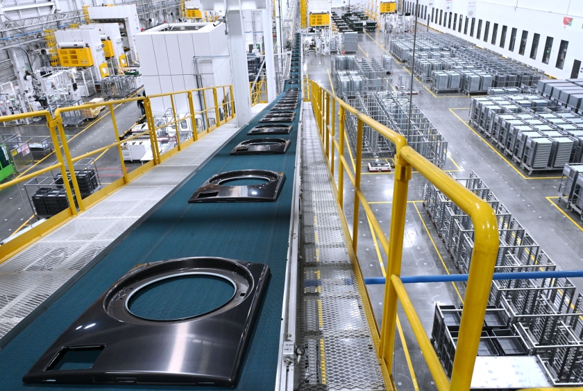 LG전자가 운영하는 미국 테네시 공장 내 프레스 가공을 통해 만들어진 세탁기 커버가 공중 컨베이어를 통해 다음 공정 라인으로 이동하고 있다.