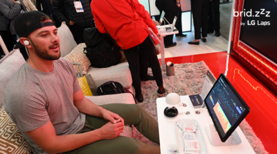 LG전자가 준비한 CES 2023 LG Labs존에서 브리즈를 체험하고 있는 MLB 프로야수선수 크리스 브라이언트