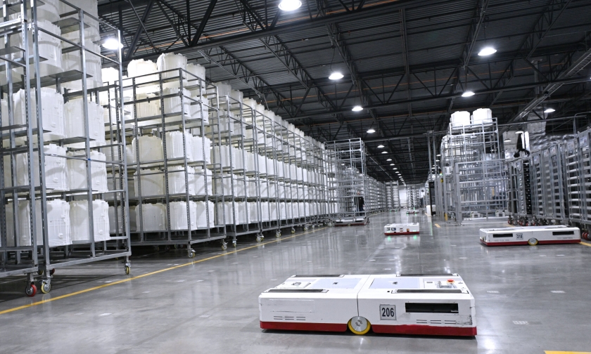무인운반차(Automated Guided Vehicles, AGV)가 세탁기와 건조기의 부품을 나르기 위해 이동하고 있다. 테네시 공장에는 166대의 AGV가 도입돼있다.