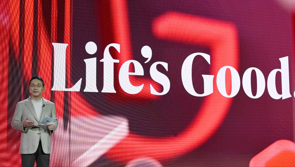 LG전자가 CES 2023 개막을 하루 앞둔 4일, 미국 라스베이거스 만달레이베이 호텔에서 ‘Life’s Good’을 주제로 ‘LG 월드 프리미어(LG WORLD PREMIERE)’를 개최했다. 전광판에 송출된 Life's Good 로고 앞에서 연설중인 LG전자 CEO 조주완 사장