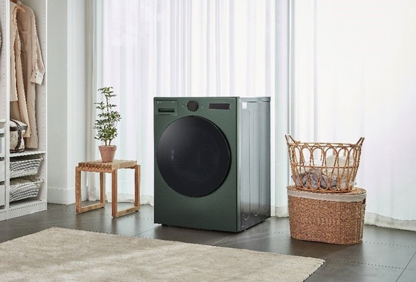 LG전자가 알려주는 세탁기 소음 줄이는 방법. 옷감 종류에 맞춰 세탁해주는 LG 트롬 오브제컬렉션 세탁기가 옷장과 바구니 등 다양한 가구들과 조화롭게 어우러져있는 모습