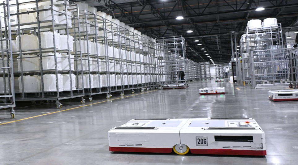 LG전자가 운영하는 미국 테네시 공장 내 무인운반차(Automated Guided Vehicles, AGV)가 세탁기와 건조기의 부품을 나르기 위해 이동하고 있다. 테네시 공장에는 166대의 AGV가 도입돼있다.
