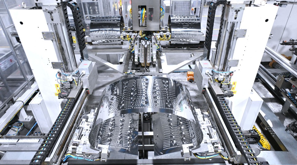 LG전자가 운영하는 미국 테네시 공장 내 로봇이 스테인리스 스틸을 둥글게 말고 용접해 세탁기의 주요 부품인 세탁통을 만들고 있다.