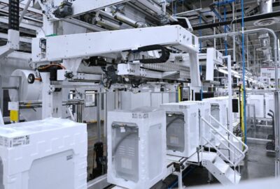 LG전자가 운영하는 미국 테네시 공장 내 로봇이 사람을 대신해 세탁기와 건조기의 외관 커버와 같은 무거운 부품을 들어올리고 있다.