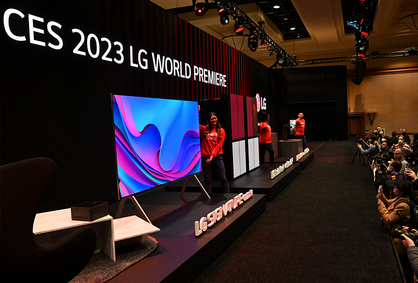 LG전자가 LG 월드 프리미어(LG World PREMIER)에서 신제품 LG 시그니처 올레드 M을 선보이고 있다
