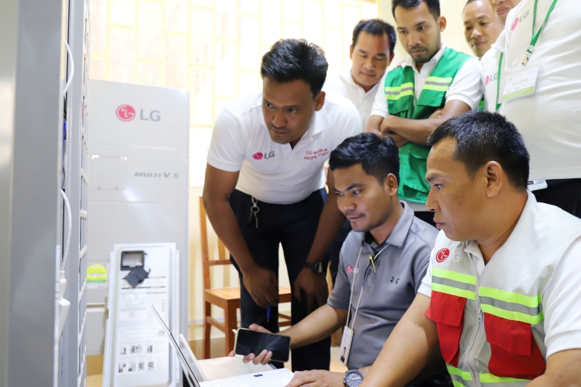 LG전자가 캄보디아 수도 프놈펜 센속 지역에 있는 LG-KOICA 희망직업훈련학교에서 가전 서비스 기술 특강을 진행했다. 지난 10일 희망직업훈련학교 교사들이 LG전자 서비스 엔지니어로부터 에어컨 제품 수리 방법에 대한 설명을 듣고 있다.