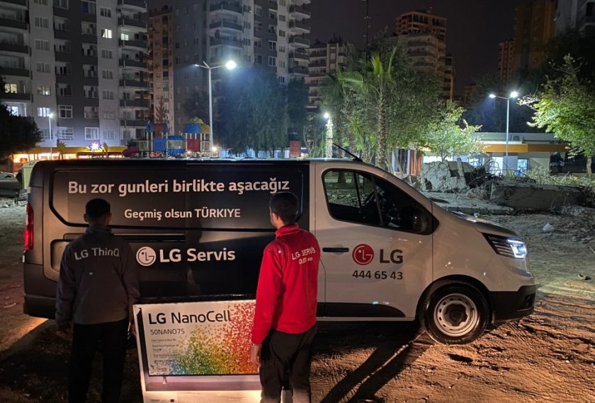 LG전자 노경이 합심해 지진으로 피해를 입은 튀르키예 지역에 무료 세탁시설 및 이동 서비스센터를 운영하고, 구호 물품을 전달한다. LG전자 서비스 엔지니어들이 순회 서비스 차량을 통해 고장난 가전제품을 수거하고 있다.