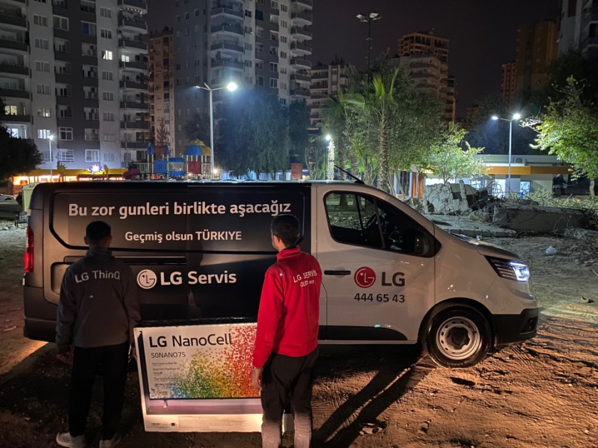 LG전자 노경이 합심해 지진으로 피해를 입은 튀르키예 지역에 무료 세탁시설 및 이동 서비스센터를 운영하고, 구호 물품을 전달한다. LG전자 서비스 엔지니어들이 순회 서비스 차량을 통해 고장난 가전제품을 수거하고 있다.