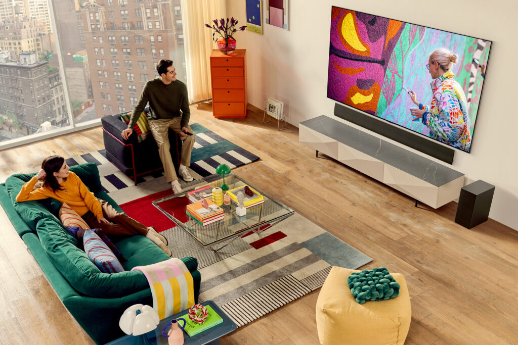 LG전자가 올레드 TV 10년의 기술 혁신으로 더 완벽해진 2023년형 올레드 TV를 본격 출시한다. 사진은 더 밝고 선명해진 LG 올레드 에보(모델명: G3)가 집 안 공간에 조화롭게 배치된 모습. 