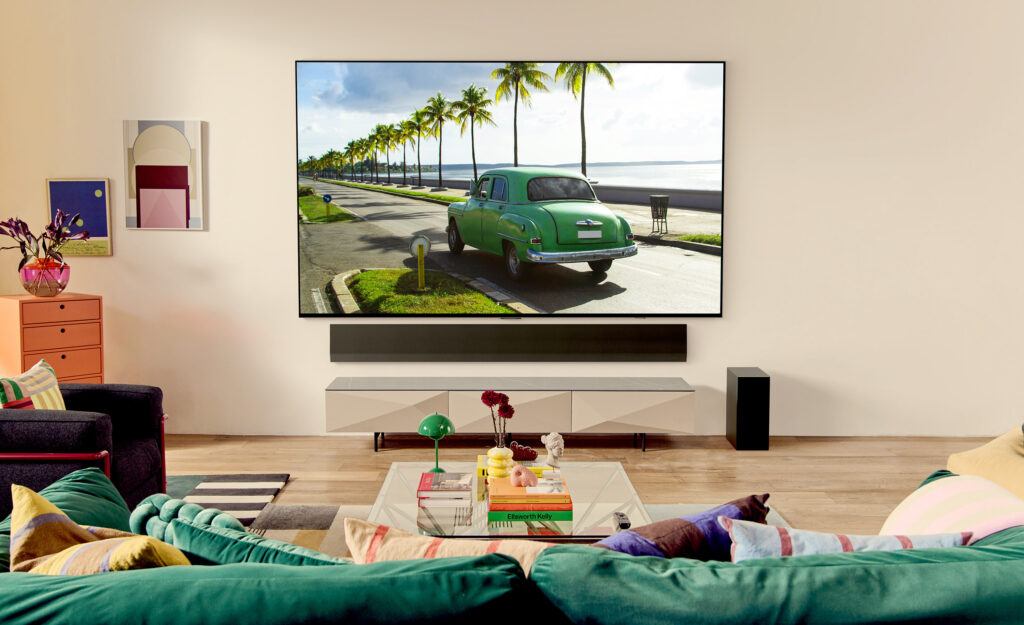 LG전자가 올레드 TV 10년의 기술 혁신으로 더 완벽해진 2023년형 올레드 TV를 본격 출시한다. 사진은 더 밝고 선명해진 LG 올레드 에보(모델명: G3)가 집 안 공간에 조화롭게 배치된 모습. 