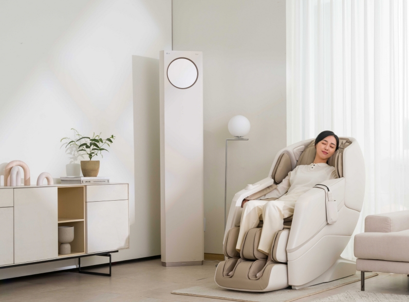 LG전자가 좁은 거실이나 방에서도 사용 가능한 컴팩트 안마의자 ‘힐링미 파타야’를 3일 출시했다. 사진은 모델이 신제품을 체험하는 모습.
