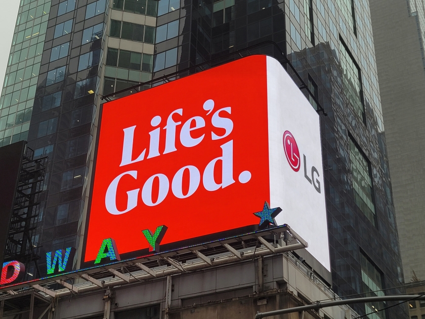 LG전자가 브랜드 지향점과 비주얼 아이덴티티에 젊음과 역동성을 강화하기 위한 변화를 시도한다. 새롭게 단장한 LG전자 브랜드 슬로건 영상이 미국 뉴욕 타임스스퀘어 전광판에서 상영되고 있다.