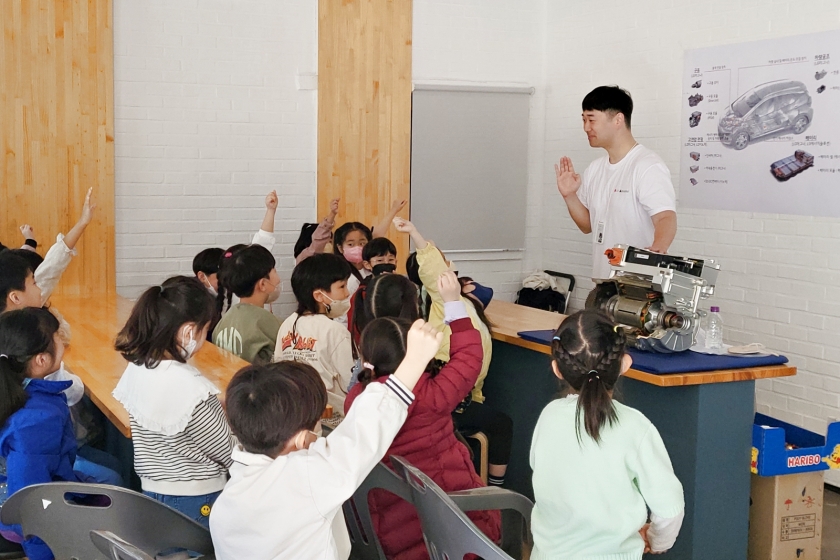 LG마그나 이파워트레인(이하 LG마그나)이 18일부터 3일간 본사 소재지인 인천 서구에 위치한 청람초등학교에서 ‘전기자동차 체험교실’을 열었다. LG마그나 직원이 LG마그나가 생산한 부품을 교구로 활용해 학생들에게 전기차에 대해 설명하고 있다.