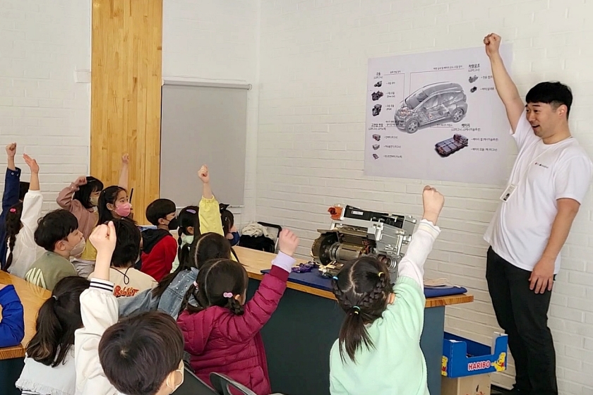 LG마그나 이파워트레인(이하 LG마그나)이 18일부터 3일간 본사 소재지인 인천 서구에 위치한 청람초등학교에서 ‘전기자동차 체험교실’을 열었다. LG마그나 직원이 LG마그나가 생산한 부품을 교구로 활용해 학생들에게 전기차에 대해 설명하고 있다. 