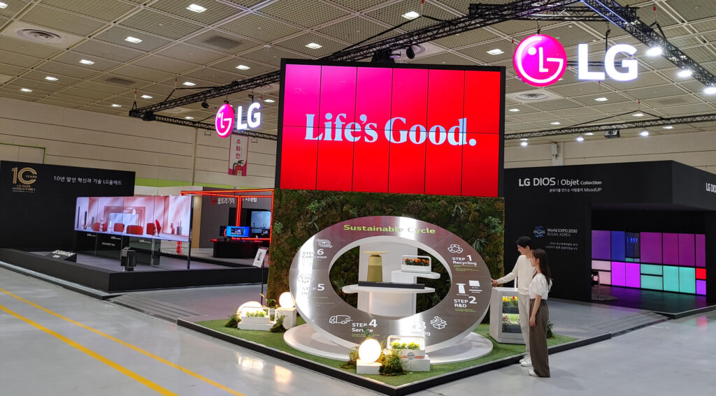 19일부터 3일간 서울 코엑스에서 열리는 월드IT쇼 2023에서 관람객들이 LG 틔운 미니, LG 사운드바, 퓨리케어 에어로퍼니처 등 재활용 플라스틱을 사용한 친환경 제품들을 체험하고 있다.