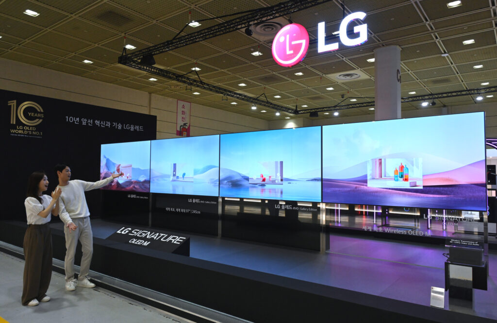 19일부터 3일간 서울 코엑스에서 열리는 월드IT쇼 2023에서 관람객들이 10년 혁신으로 전원 외 모든 선을 없앤 'LG 시그니처 올레드 M'(우측 첫번째)과 일반 올레드 TV 대비 최대 70% 밝아진 LG 올레드 에보(모델명: G3)를 체험하고 있다.
