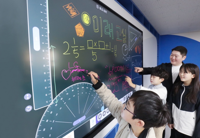 LG-구글 미래교실은 기존 강의식 수업에서 벗어나 다양한 학습 방법을 통해 학생들이 더 주도적으로 수업에 참여할 수 있는 디지털 교육에 최적화된 공간이다. 교사와 학생들이 최대 40곳의 멀티 터치 지원은 물론, 다양한 교육용 템플릿을 제공하는 LG 전자칠판을 활용해 수업을 진행하고 있다.