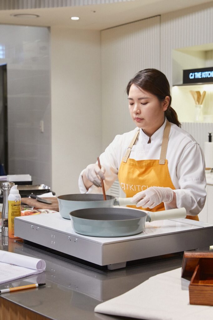 LG전자가 지난 26일 서울 중구에 있는 CJ더키친에서 진행한 쿠킹 클래스에서 강사가 LG 디오스 인덕션 전기레인지를 이용해 요리하고 있다. 